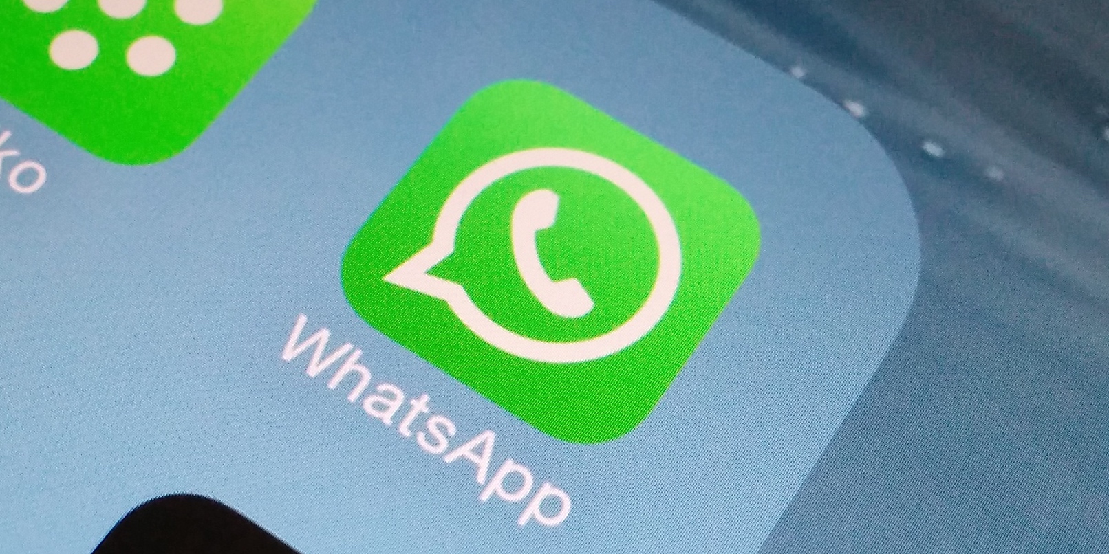 WhatsApp for iPhone can send messages offline and up to 30 photos.